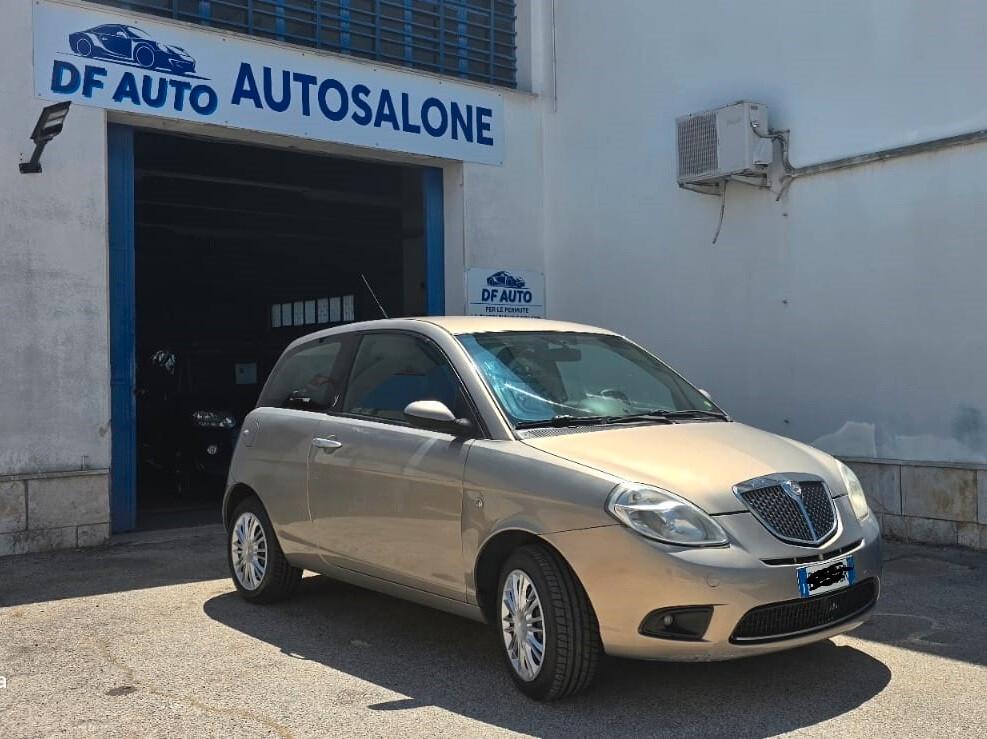 Lancia Ypsilon 1.3 MJT 75 CV Versus