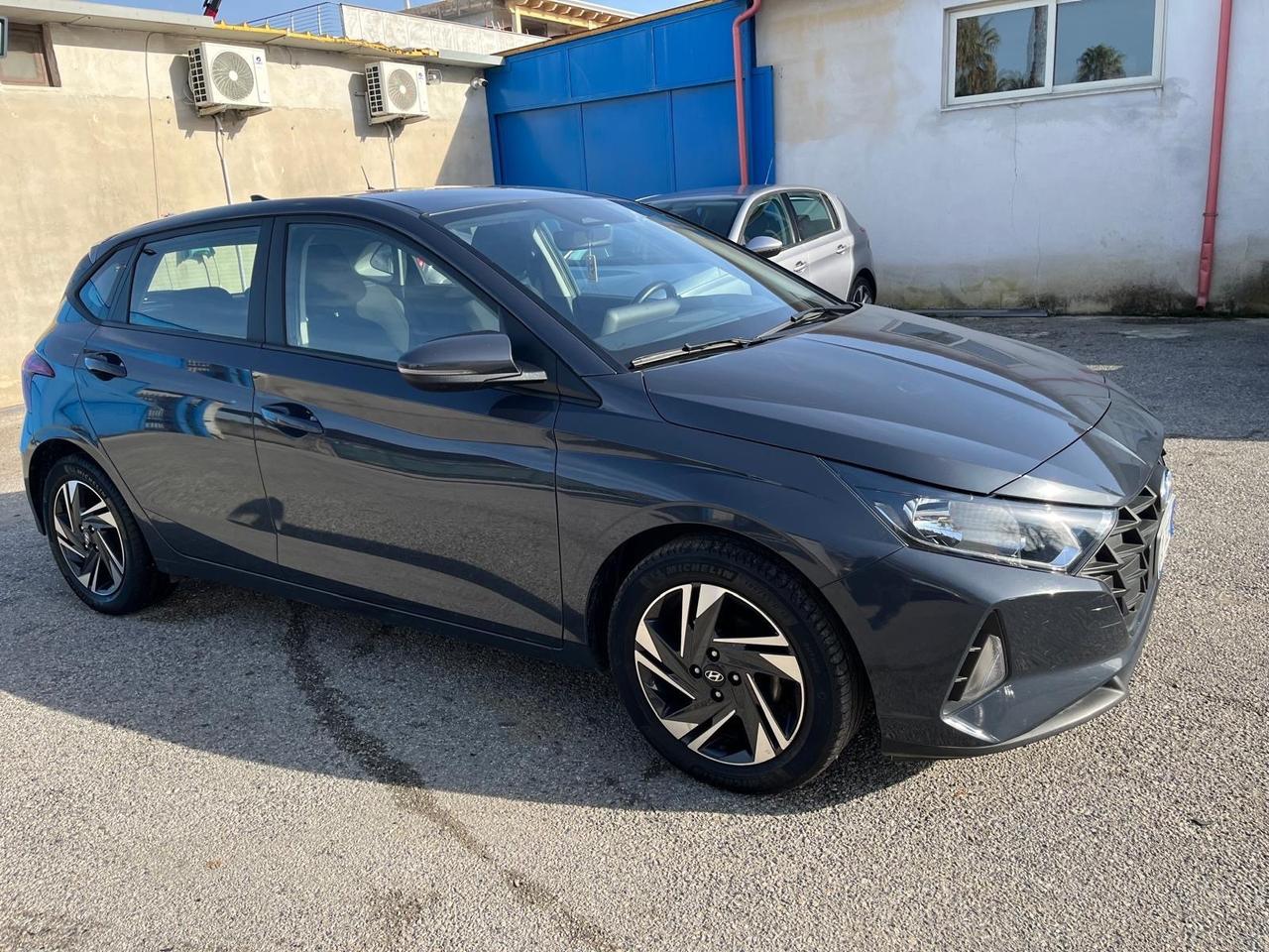 Hyundai i20-1.2 benz-full-2023