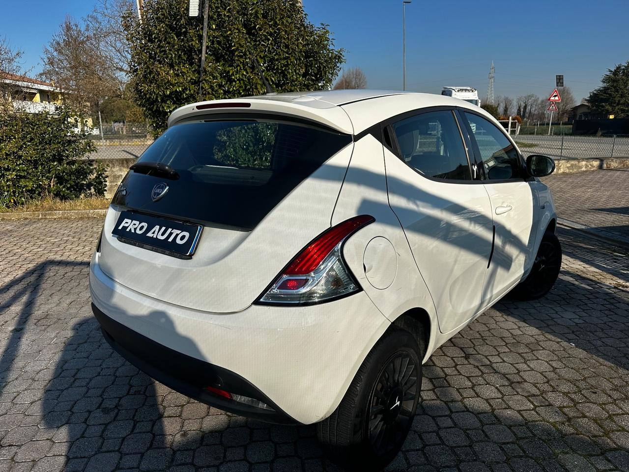 Lancia Ypsilon 0.9 TwinAir 85 CV 5 porte Metano Ecochic Elle