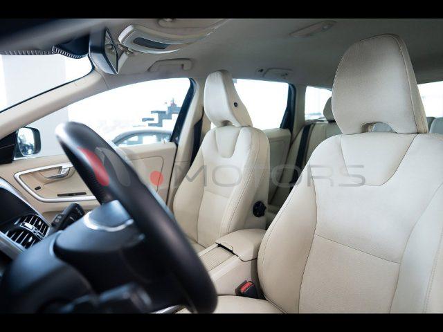 VOLVO XC60 2.4 d3 Momentum AWD 163 CV Geartronic