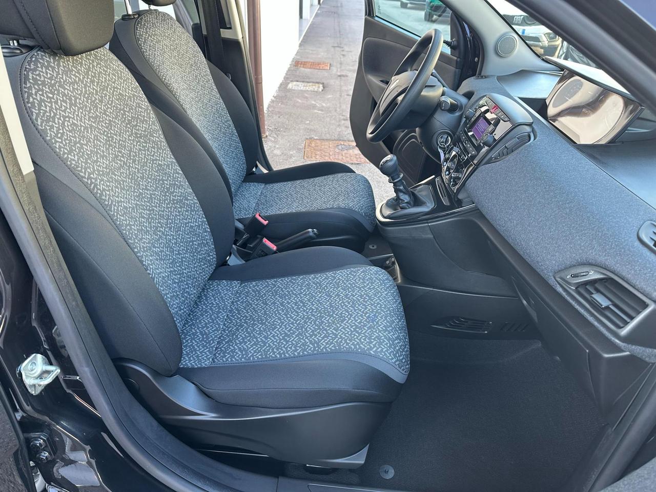 Lancia Ypsilon 1.0 firefly hybrid Silver s&s 70cv