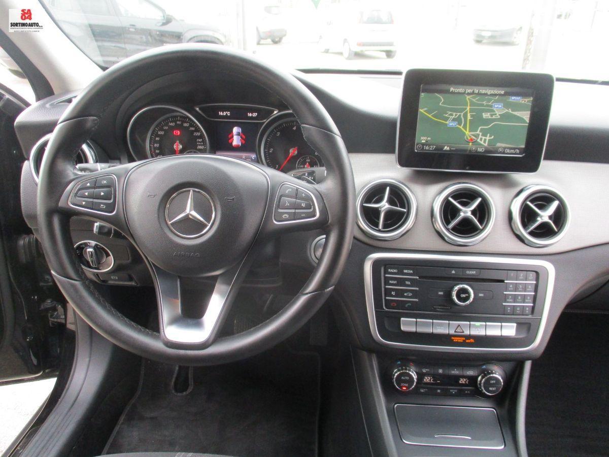 MERCEDES GLA 200 d Automatic Premium-2017