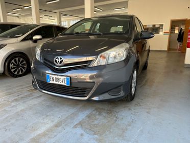 Toyota Yaris 1.3 5 porte Active - Navy - Autonavigli
