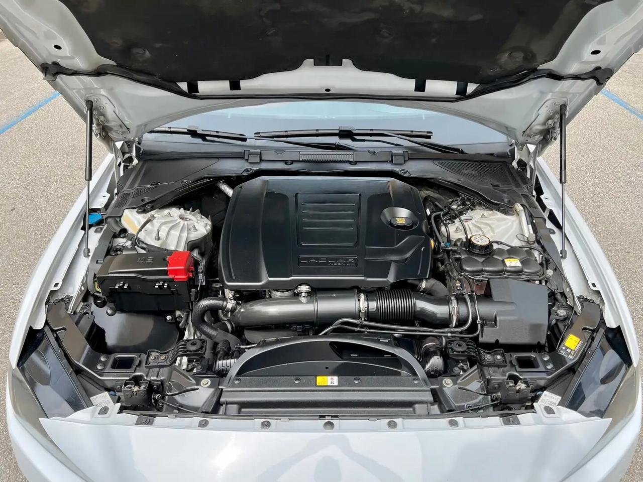 Jaguar XE 2.0 250 CV AWD aut. R-Sport