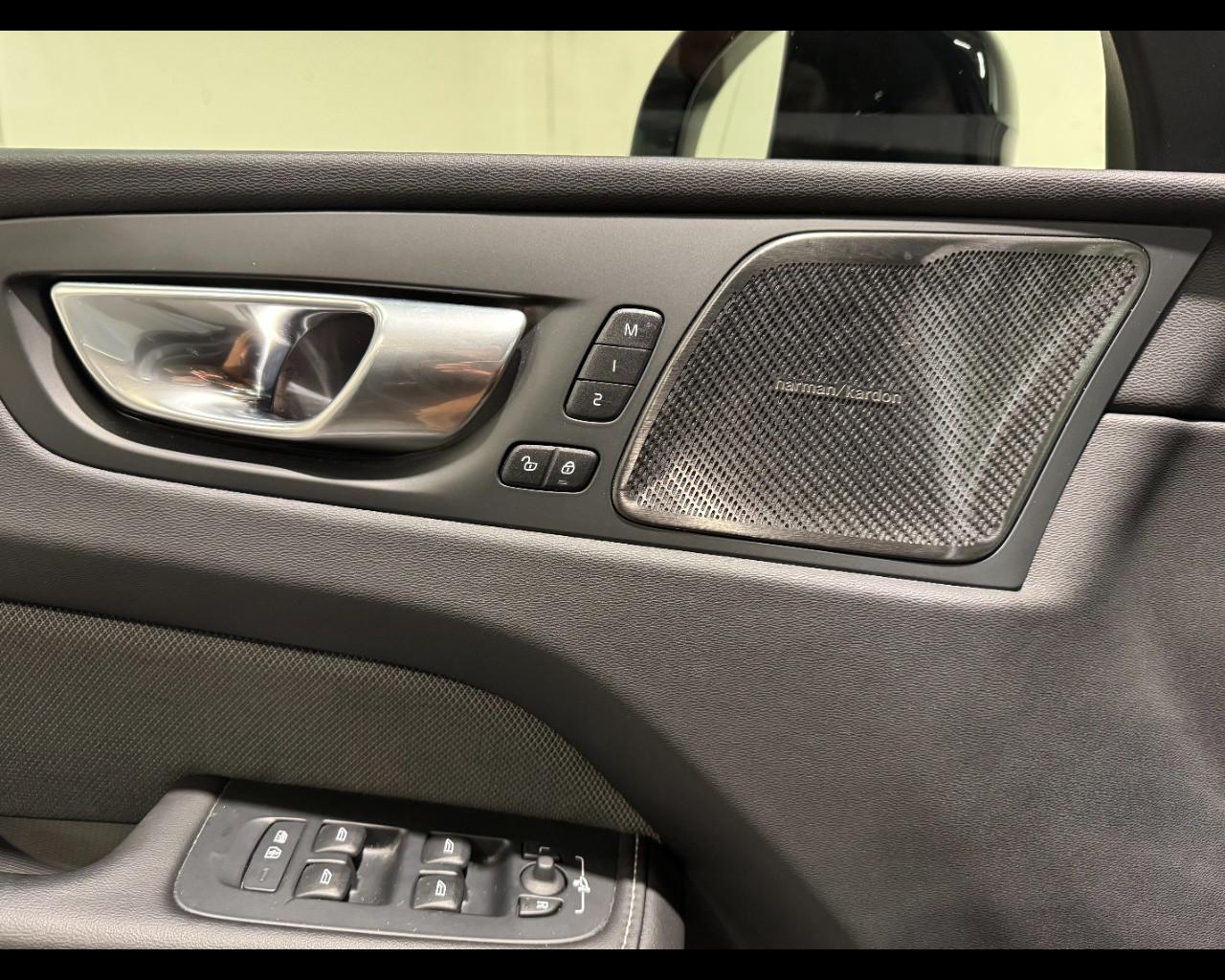 VOLVO XC60 B4 DIESEL AWD PLUS DARK AUTO