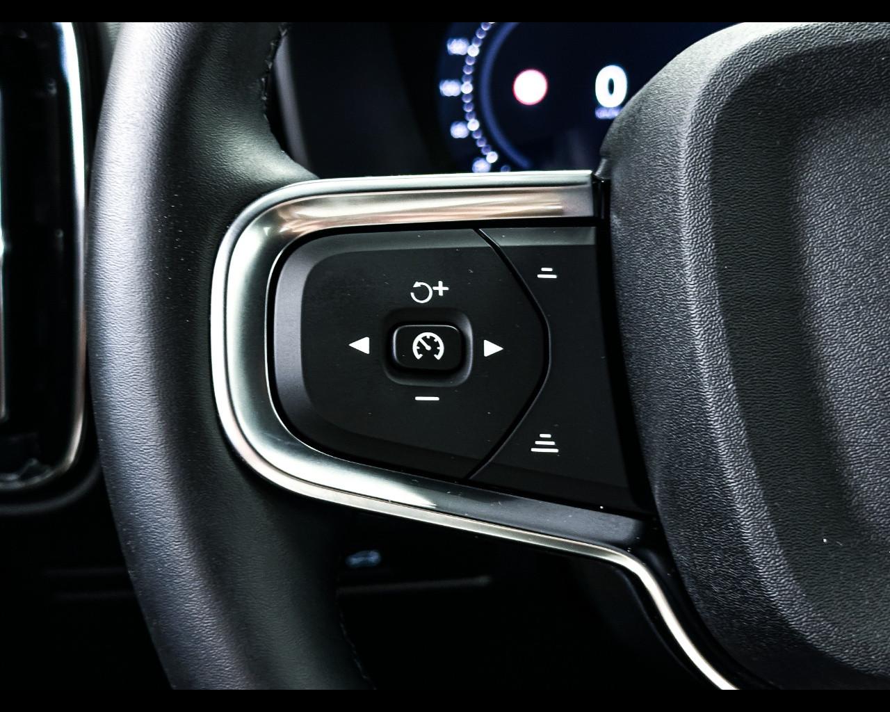 VOLVO XC40 Plus Dark B4 AUT
