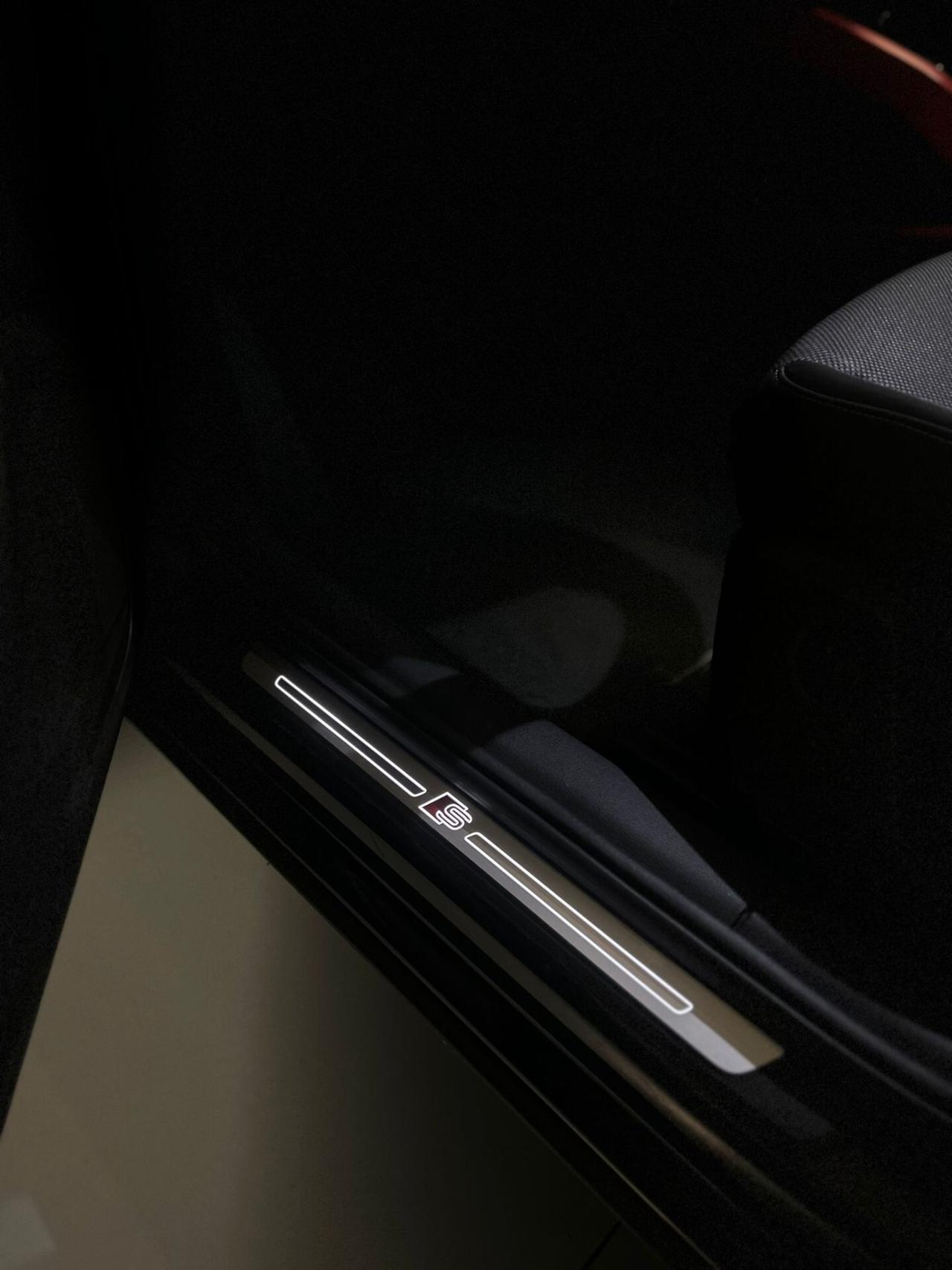 Audi Q2 30 TDI S tronic Identity Black