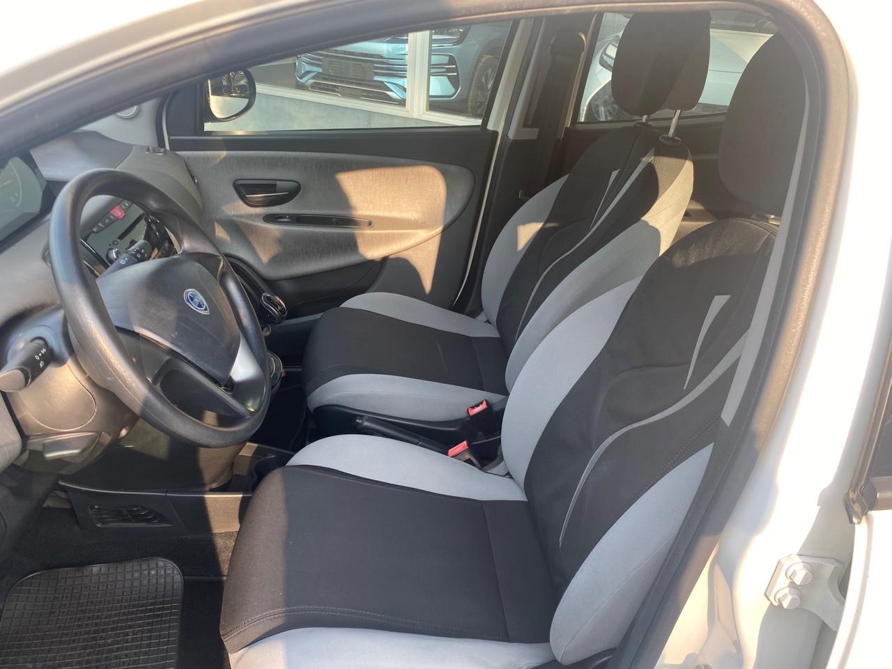 Lancia Ypsilon 0.9 TwinAir 85 CV 5 porte Metano Ecochic Silver