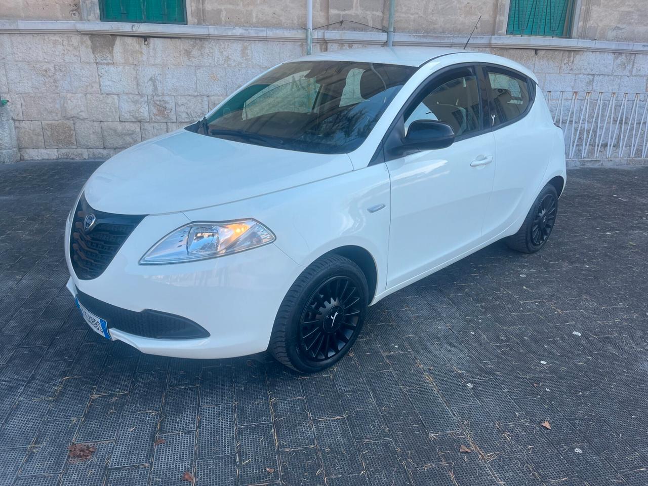 Lancia Ypsilon 1.2 69 CV 5 porte X NeoPatentati