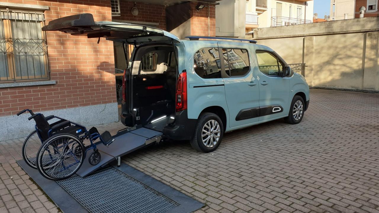 Berlingo benzina trasporto disabili pedana €6