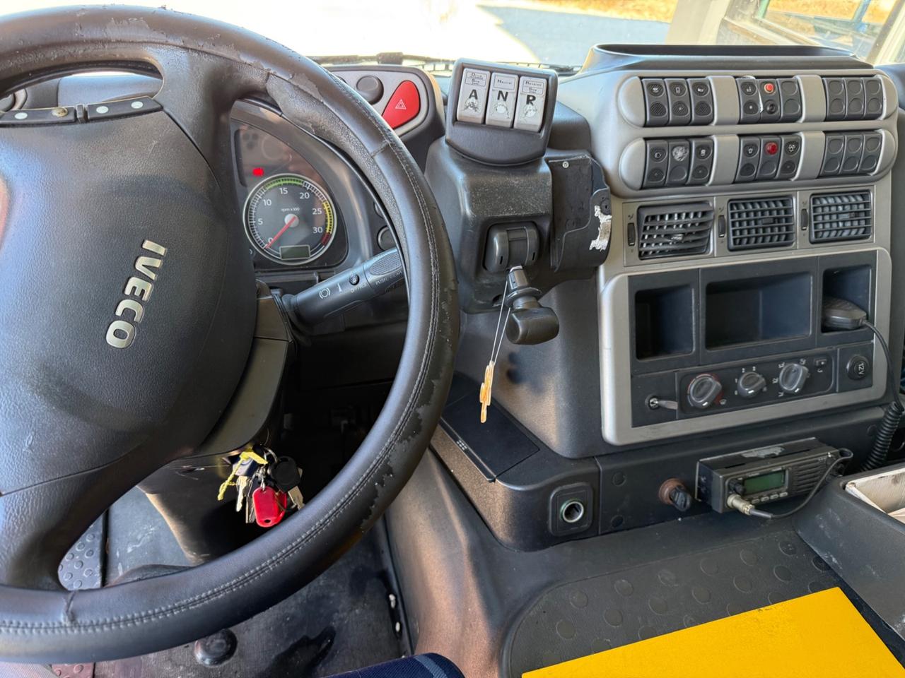 Iveco Stralis 190S31 isotermico con frigo 0°C e sponda