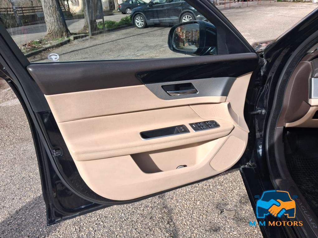 Jaguar XF Berlina XF 2.0d i4 Pure Business edition 163cv auto my18