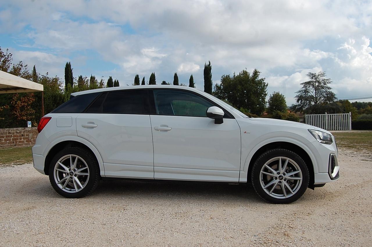 Audi Q2 35 TDI S tronic Identity Black