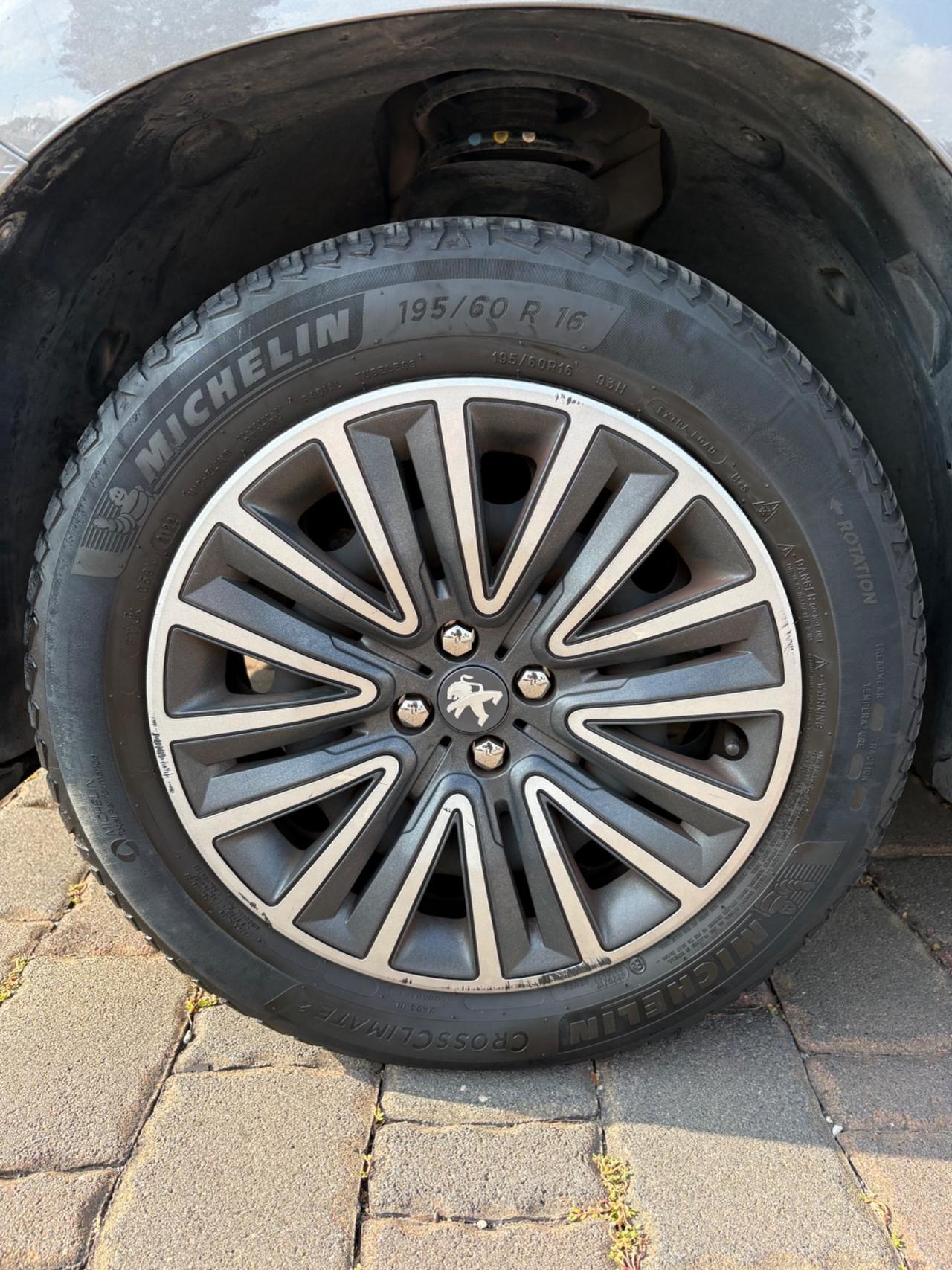 Peugeot 2008 1.2 VTi 82CV Allure