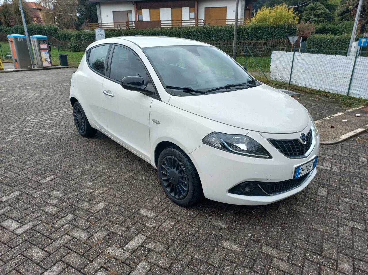 Lancia Ypsilon 1.0 FireFly 5 porte S&S Hybrid Ecochic Silver