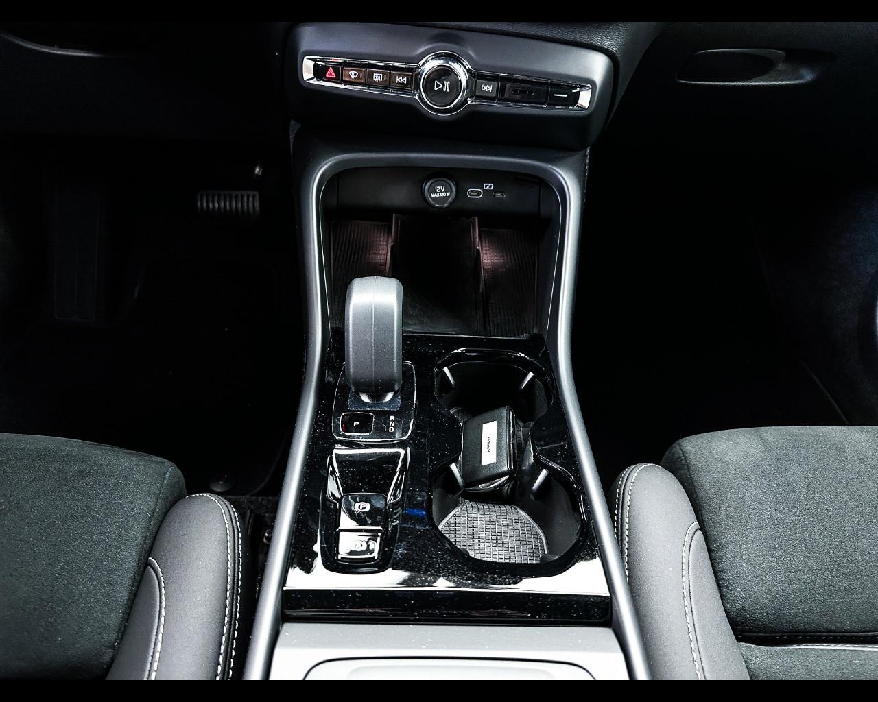 VOLVO XC40 Plus Dark B4 AUT