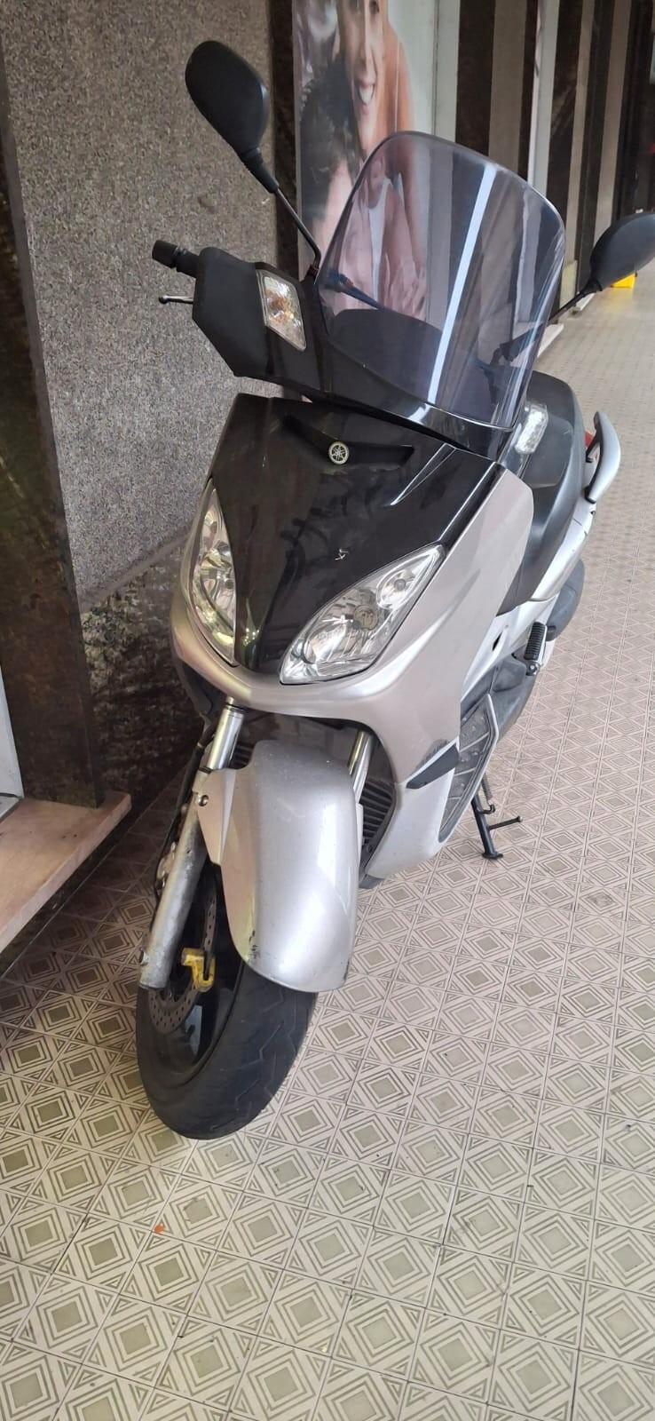 Yamaha X-Max 250