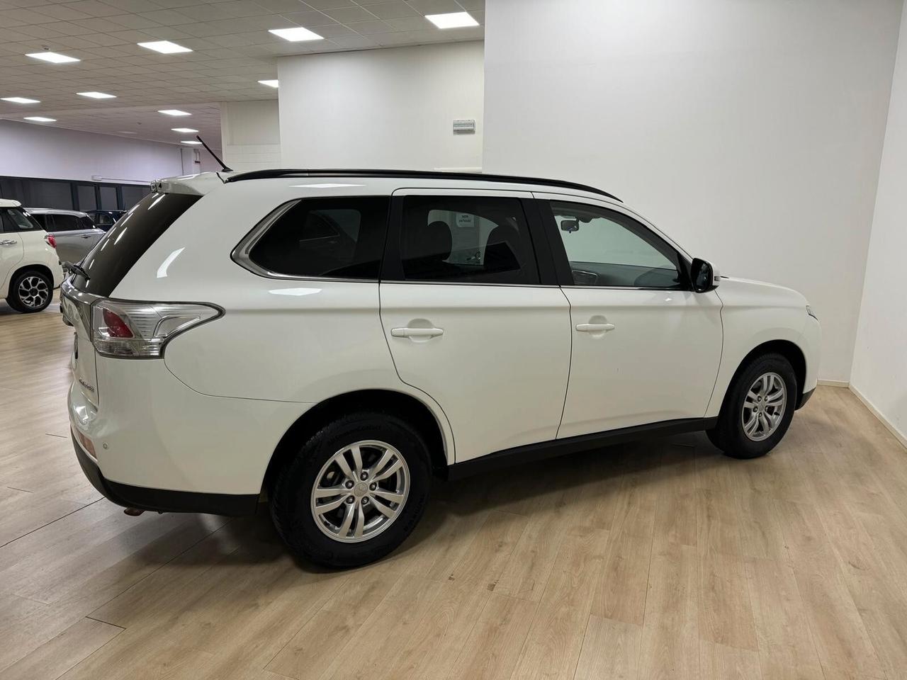 Mitsubishi Outlander 2.2 DI-D 4WD Intense
