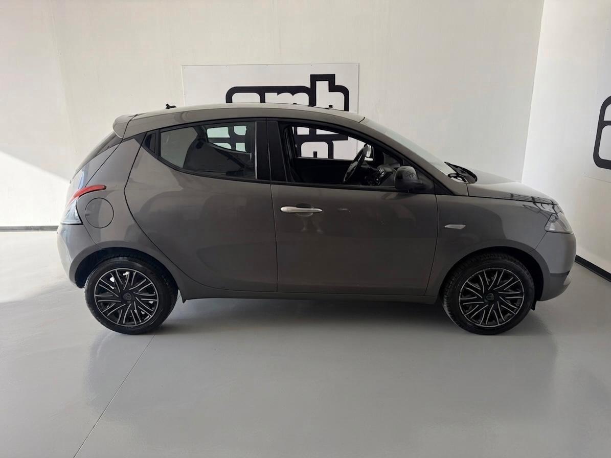 Lancia Ypsilon 5 porte Hybrid Silver