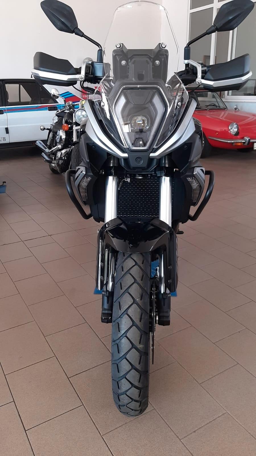 QJ MOTOR SRT 600 SX