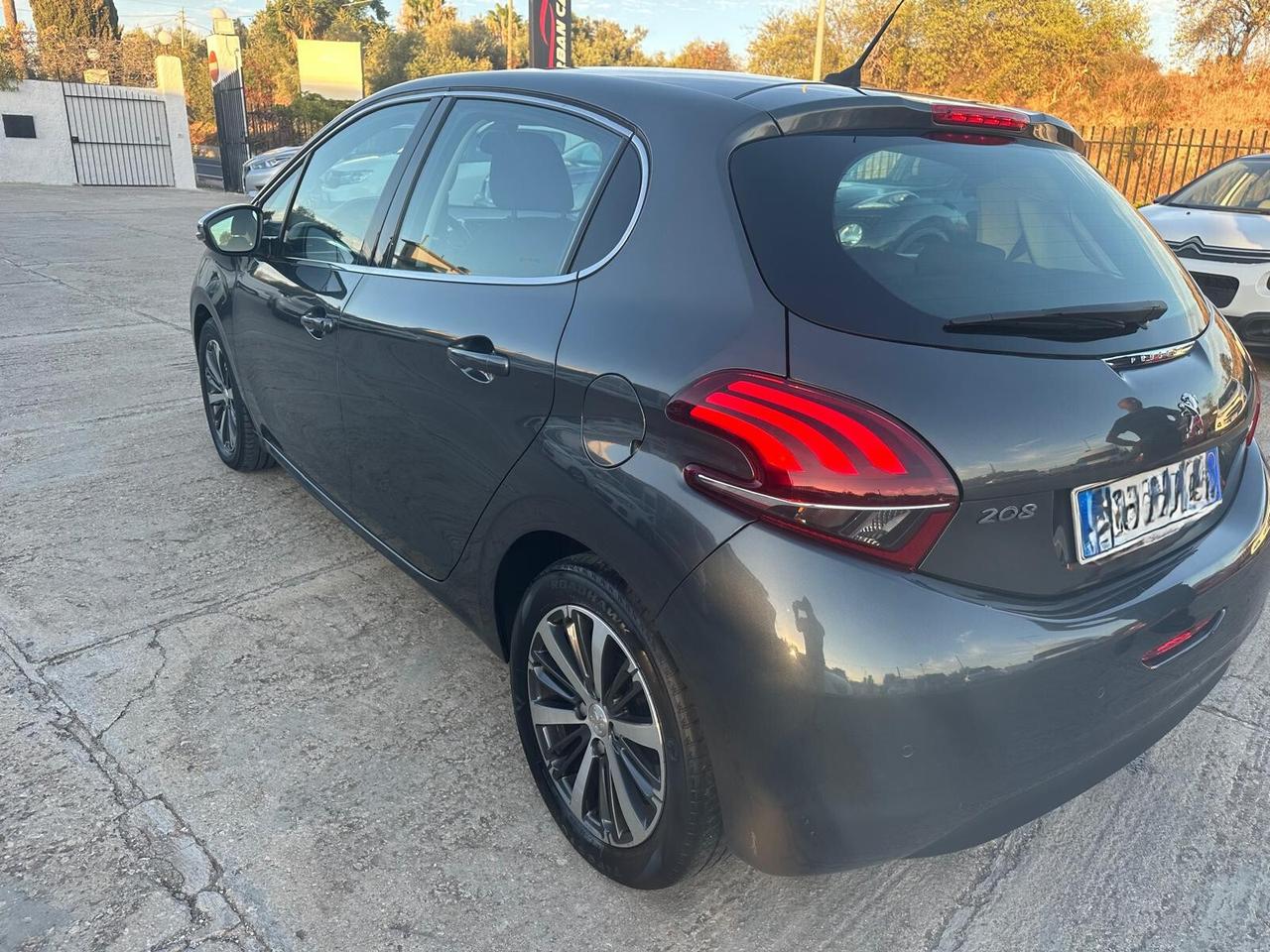 Peugeot 208 1.2 PureTech Allure (2016) | OK NEOPATENTATI - Solo 64.400 KM!