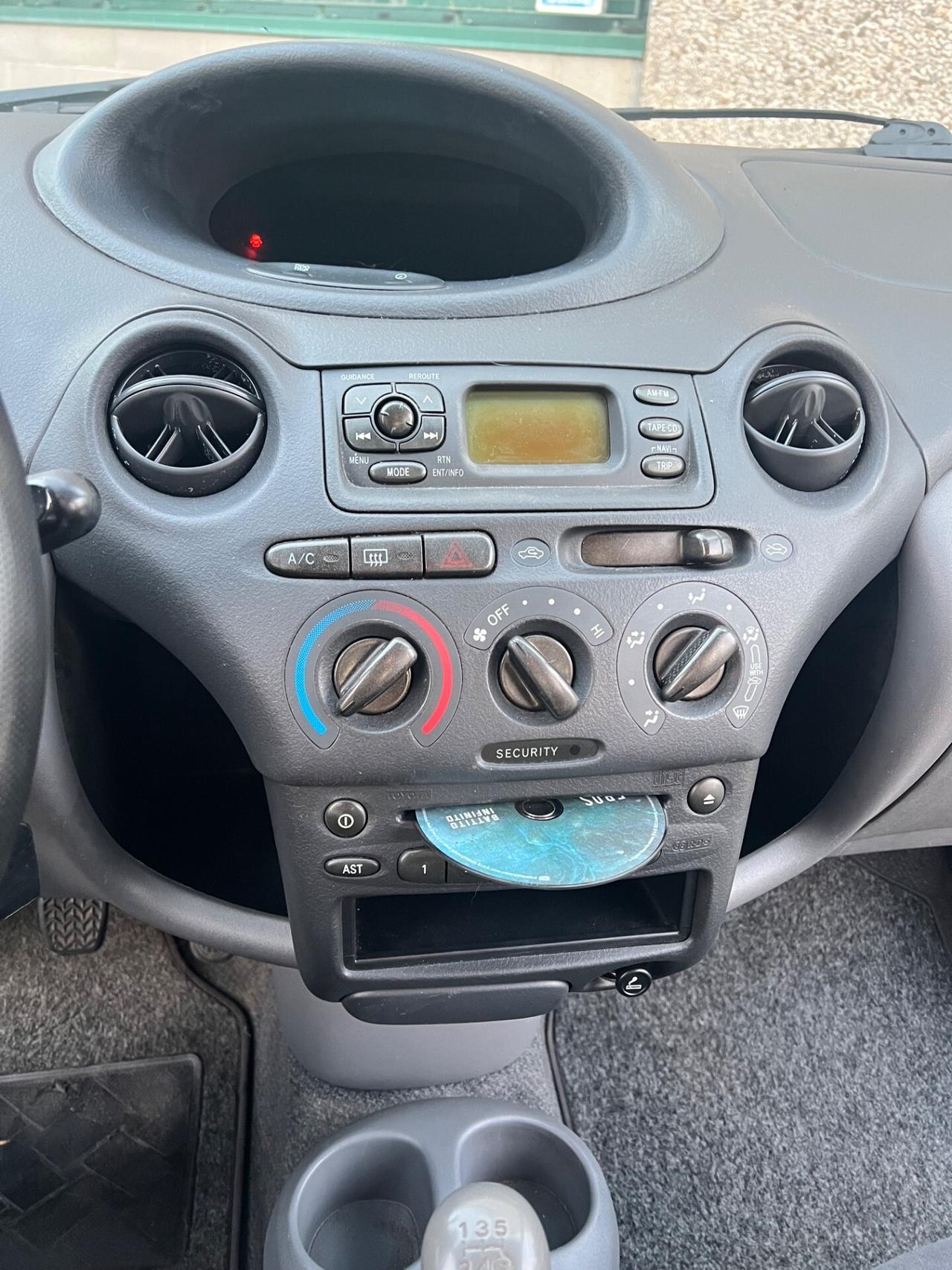 Toyota Yaris 1.0i 16V cat 5 porte Sol