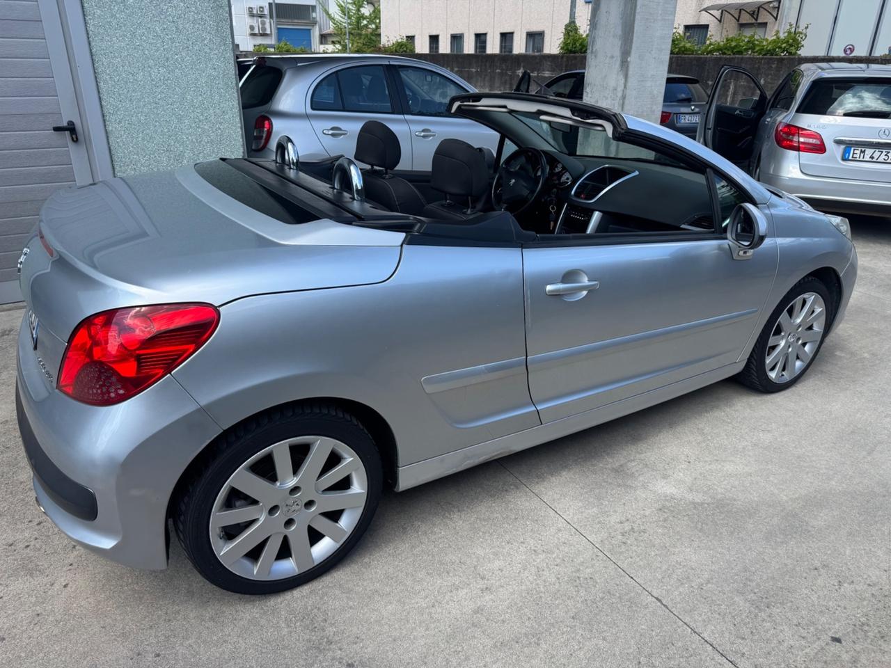 Peugeot 207 1.6 HDi 110CV CC Féline