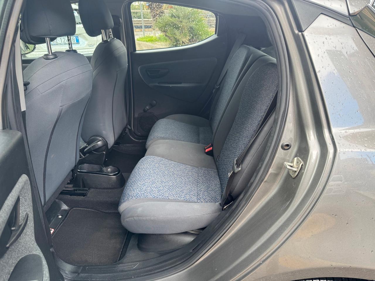 Lancia Ypsilon 1.0 neopatentati