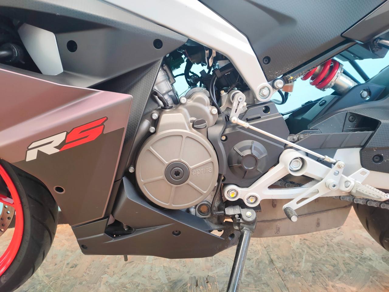 Aprilia RS 457 soli 2409 km.