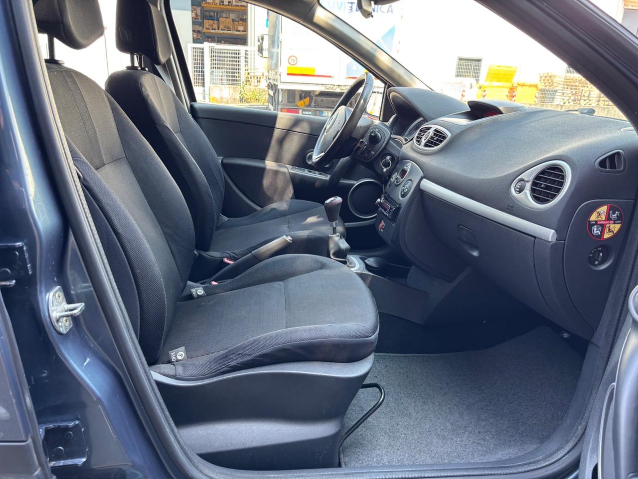 Renault Clio 1.2 16V UNI PRO!