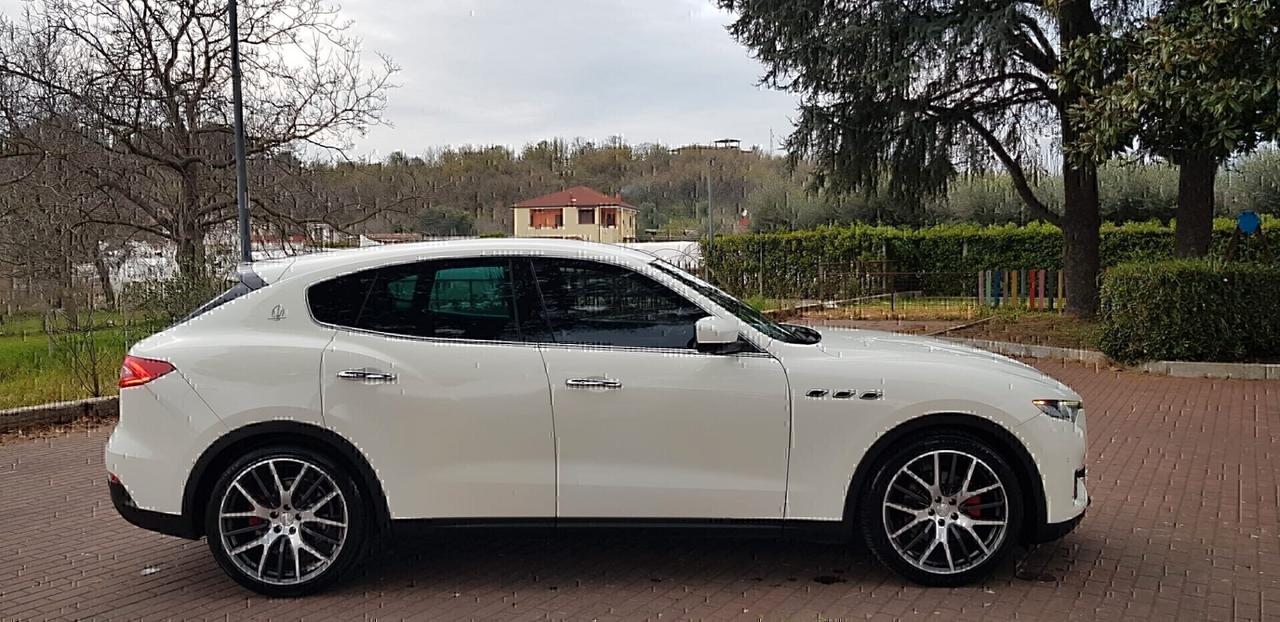Maserati Levante V6 Diesel 275 Granlusso,pelle rossa,cerchi 21,navi,fari led bixeno,retrocamera,vetri scuri