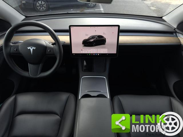 TESLA Model Y longe