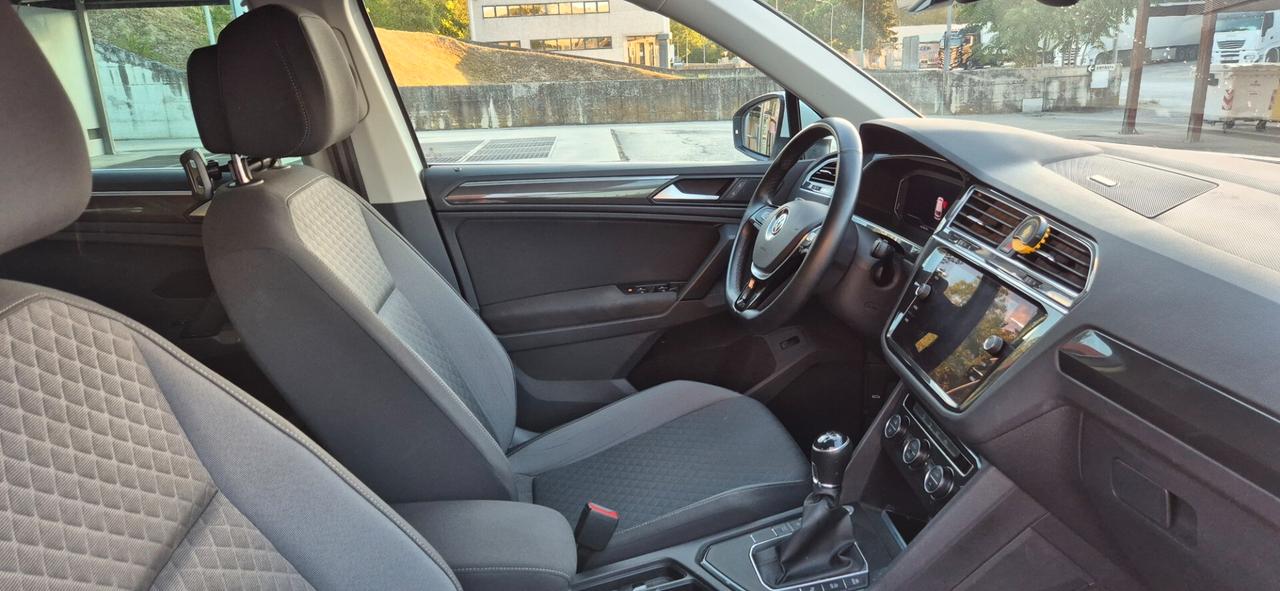 Volkswagen Tiguan 1.5 TSI Sport 130cv R-LINE ADATTA NEOPATENTATI