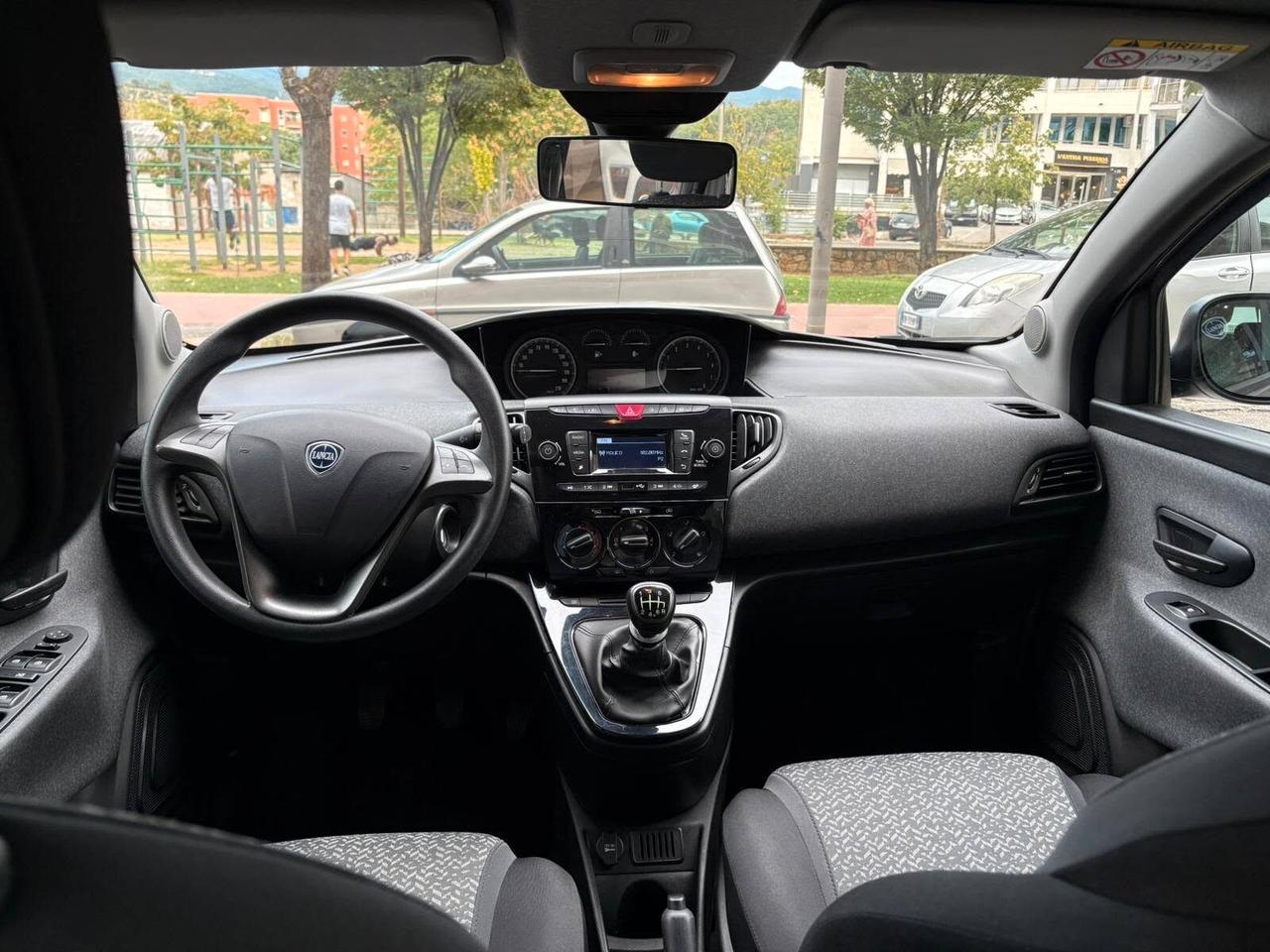 Lancia Ypsilon 1.0 Hybrid Silver - 12/22