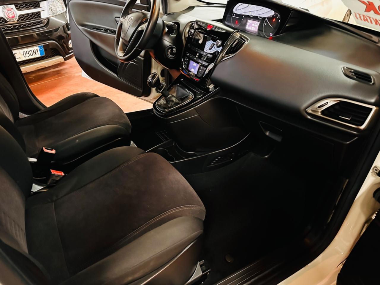 Lancia Ypsilon 0.9 TwinAir 85 CV 5 porte Metano Ecochic Elefantino