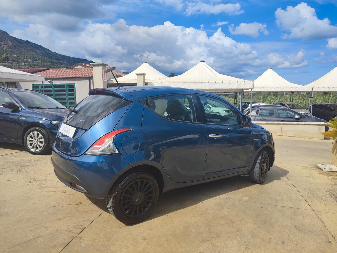 Lancia Ypsilon 1.0 FireFly S&S Hybrid Silver