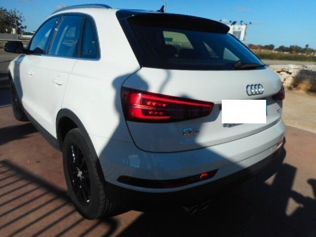 Audi Q3 2.0 TDI 120 CV BLACK & WHITE