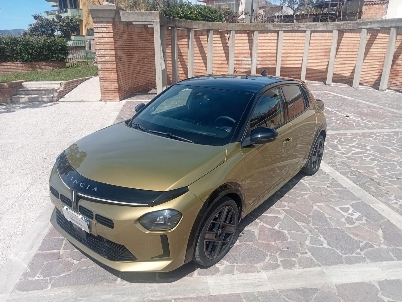 Lancia Ypsilon Hybrid e-DCT LX 2024
