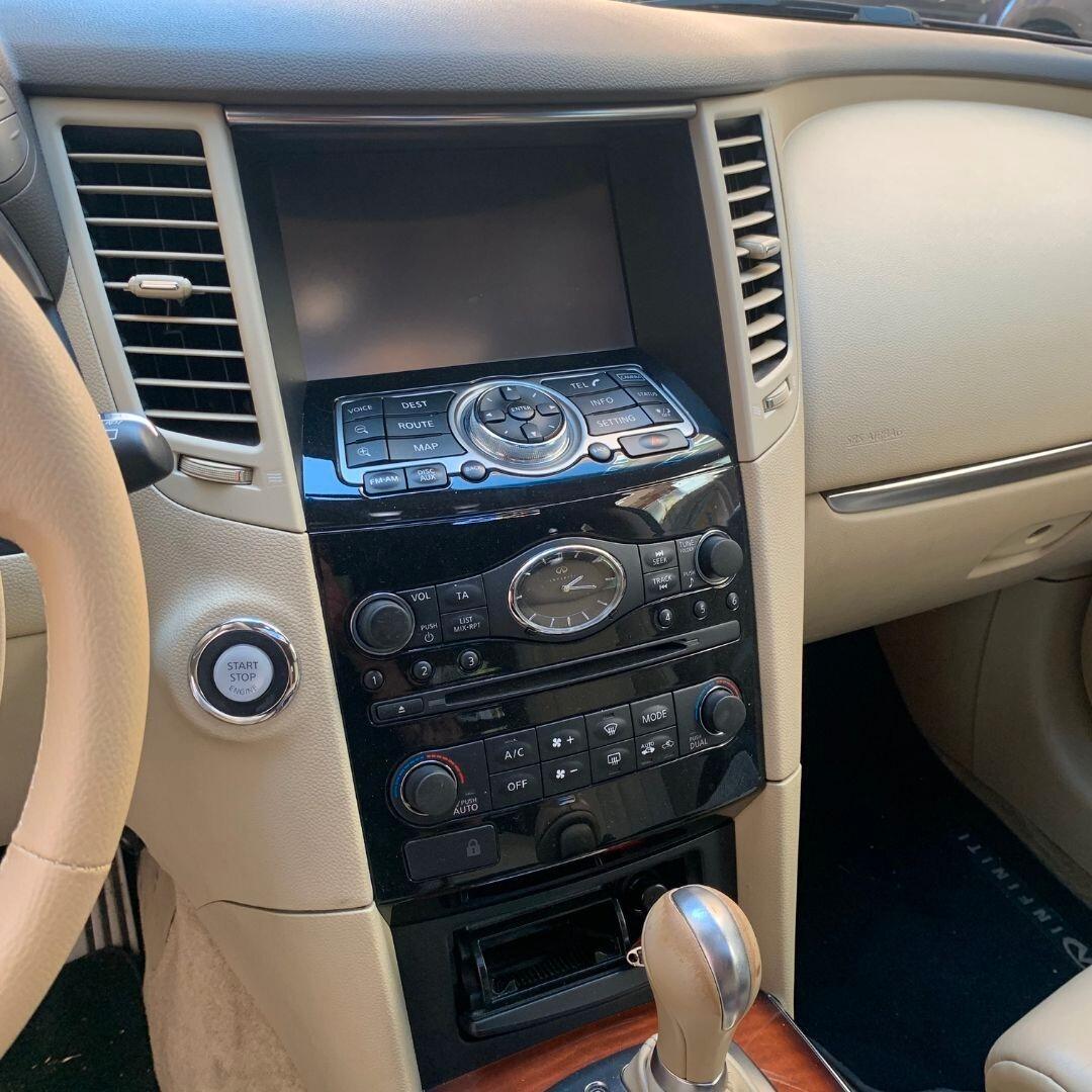 Infiniti QX70 3.0 diesel V6 AT GT Premium