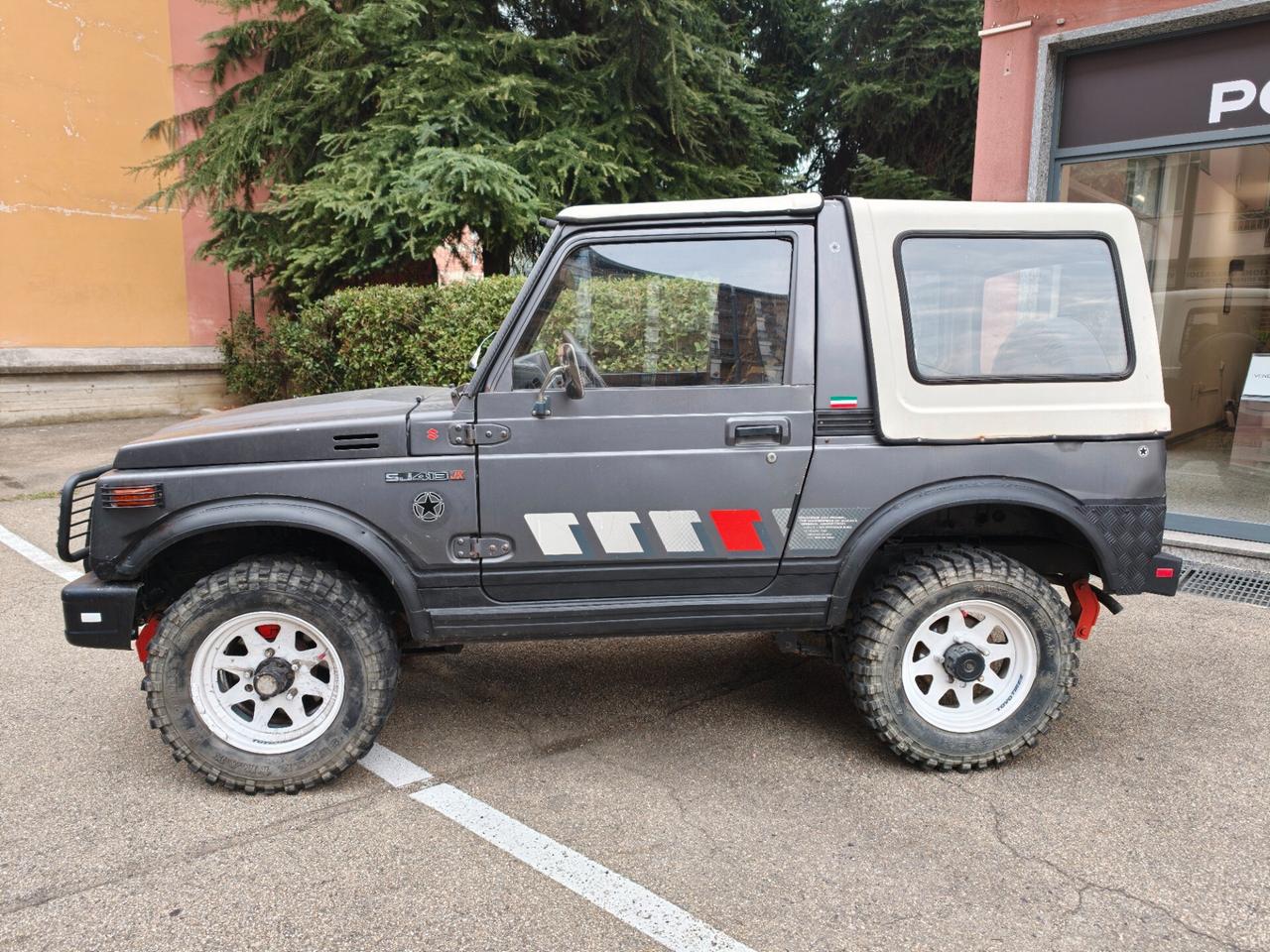 Suzuki SJ 413 SJ410 Berlina De Luxe