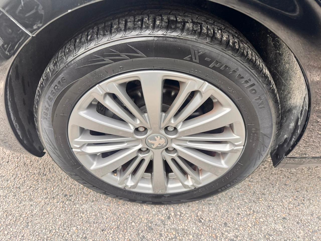 PEUGEOT 208 1,2 GPL 82 CV ALLURE 5P