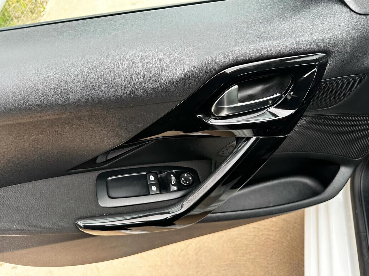 Peugeot 208 benzina 82 cv 5 porte Allure 2016