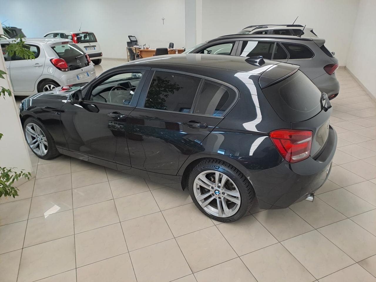 Bmw 116 116d 5p. Unique
