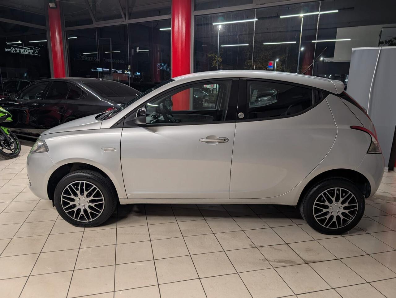 Lancia Ypsilon 0.9 TwinAir 85 CV 5 porte Metano Ecochic Silver