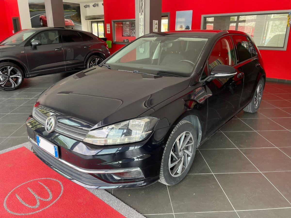 VOLKSWAGEN - Golf
