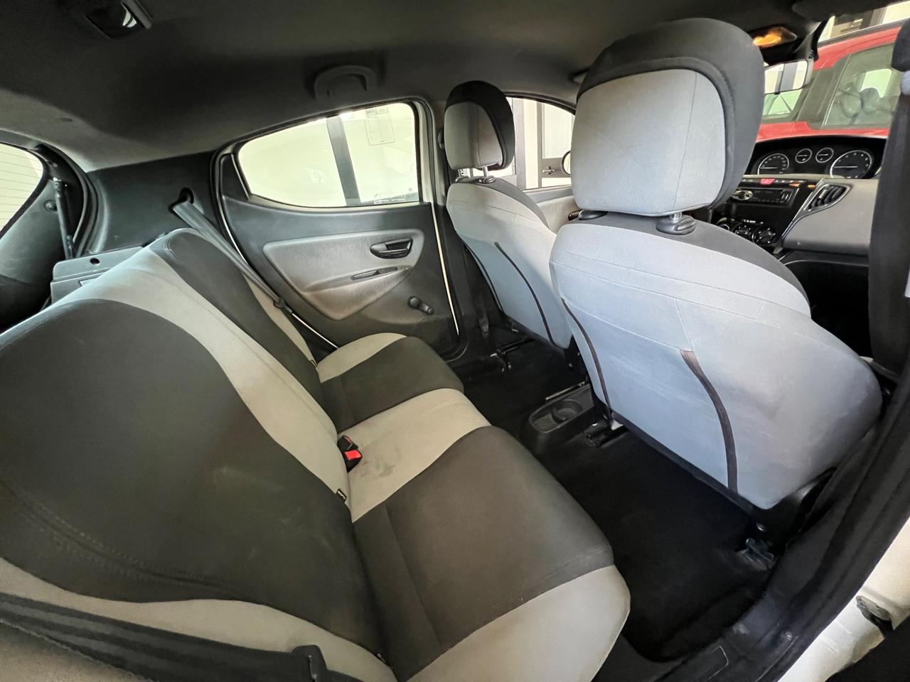 Lancia Ypsilon 0.9 TwinAir 85 CV 5 porte Metano Ecochic Silver