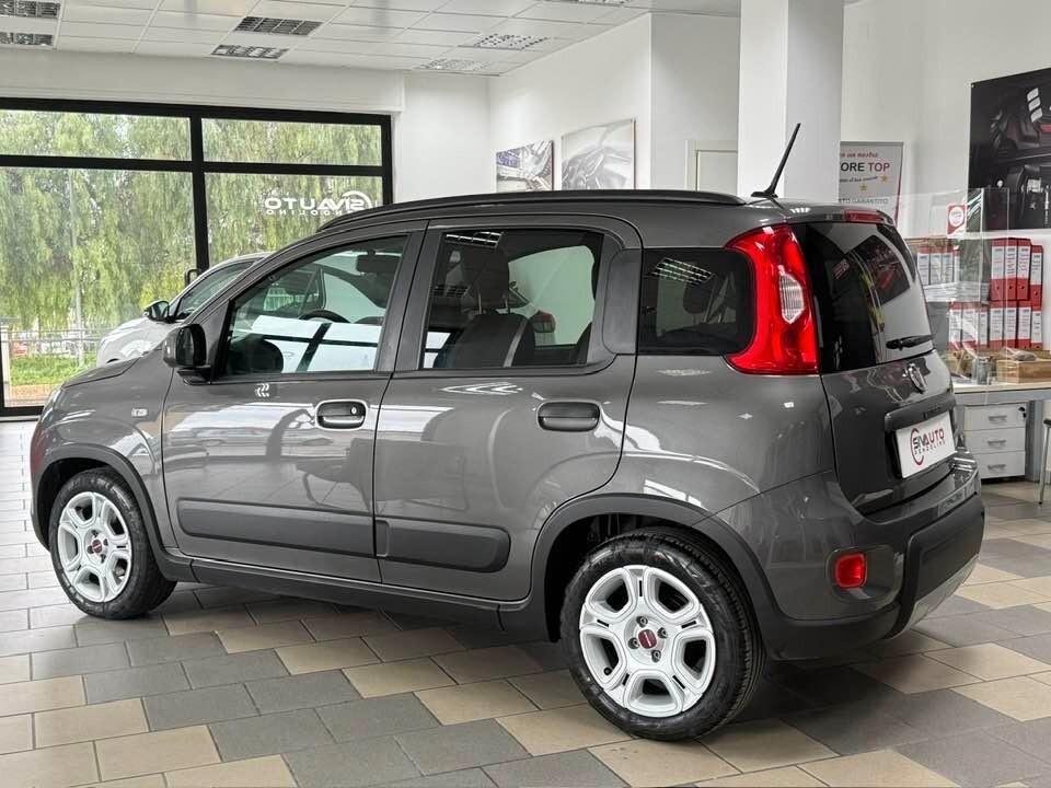 Fiat Panda 1.0 FireFly S&S Hybrid City Life con comandi al volante