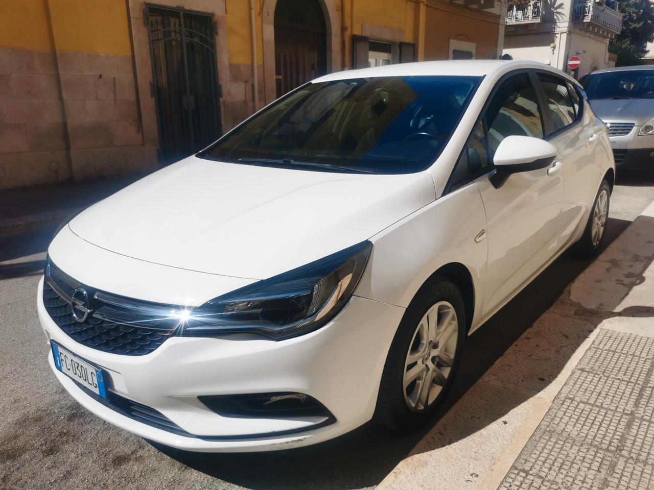 Opel Astra 1.6 CDTi 5 porte 95 cv berlina neo patentati full optional