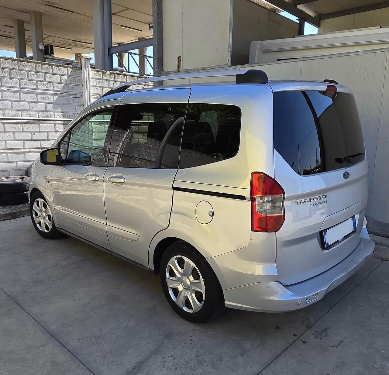 Ford Tourneo Courier 1.5 TDCI 95 CV Titanium