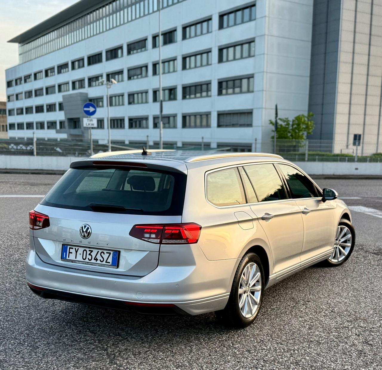 Volkswagen Passat Variant 1.6 TDI SCR DSG Business BMT